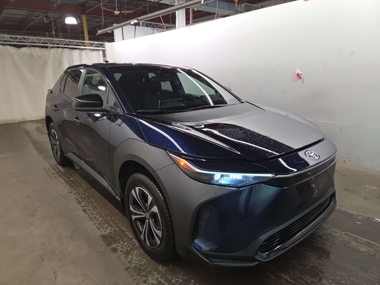 2025 Toyota bZ4X LE AWD | TOYOTA SERVICED | NO ACCIDENTS — photo 3