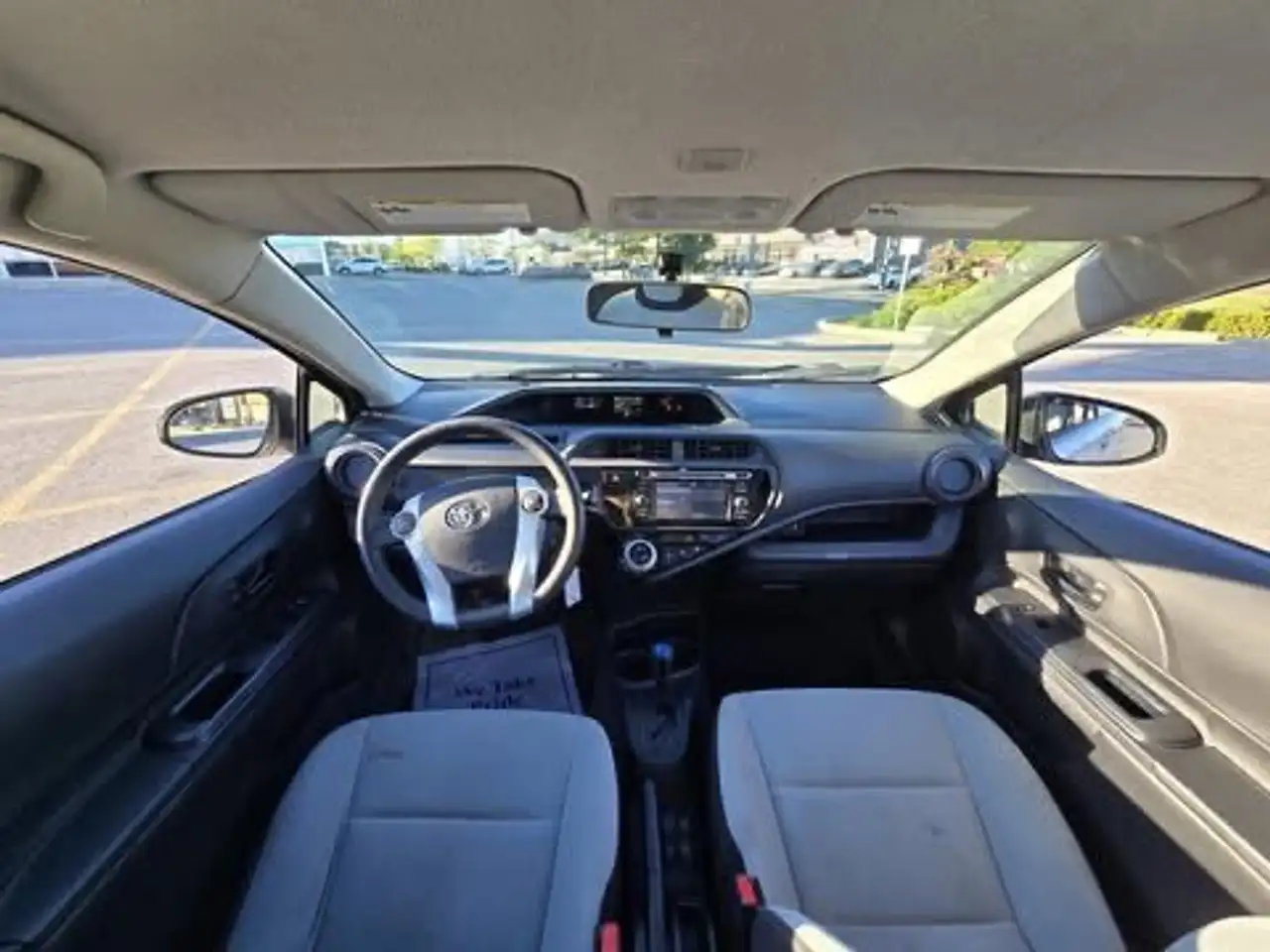 Toyota Prius c снимка Toyota Prius c