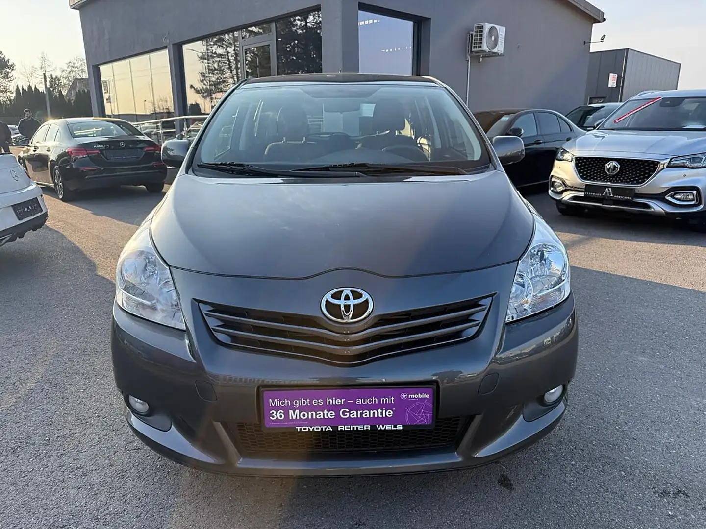 Toyota Verso 2,0 D-4D 125 Young Family DPF Grau - 2
