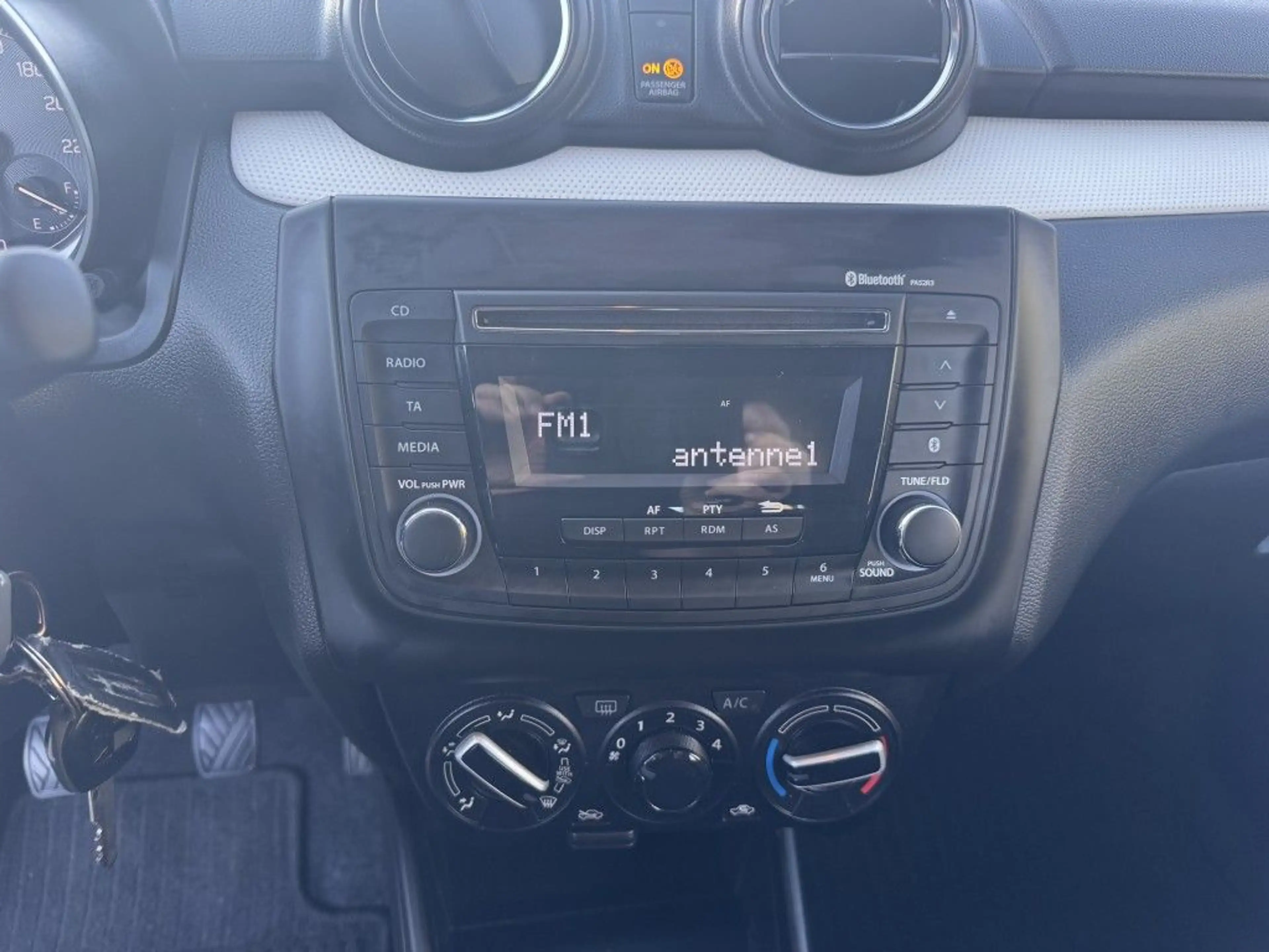 Suzuki Swift 1.2 Dualjet Hybrid Club — photo 13