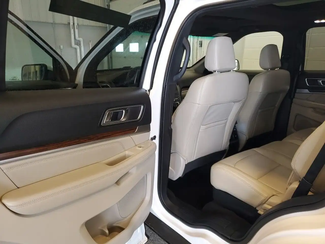 Ford Explorer снимка Ford Explorer