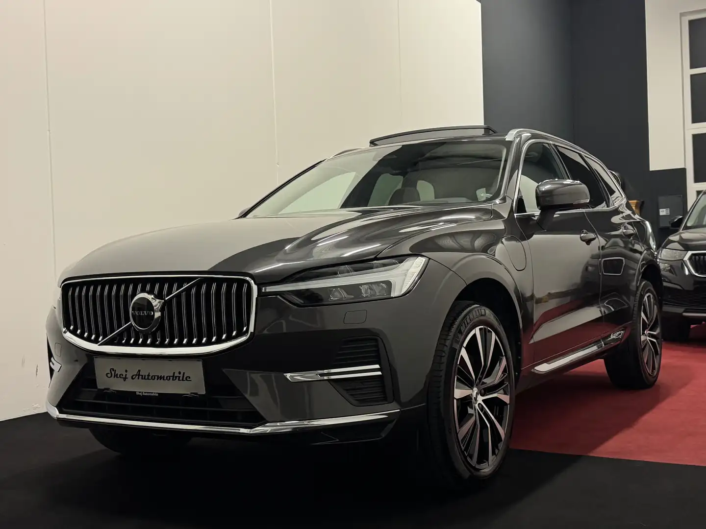 Volvo XC60 Core Recharge Plug-In Hybrid AWD Grau - 1