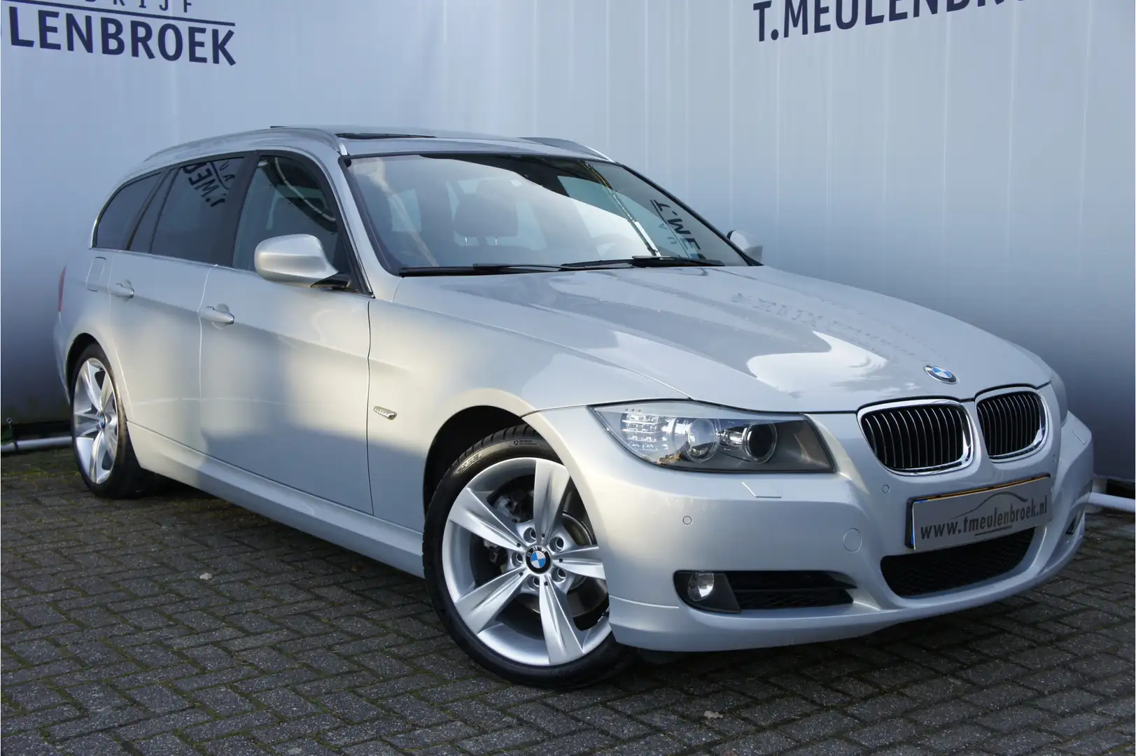 BMW 330 3-serie Touring 330xi Auto is geheel in nieuwstaat Grijs - 2