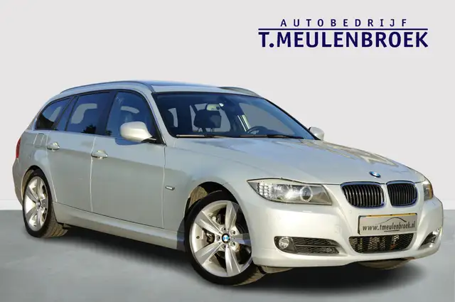 BMW 330 3-serie Touring 330xi Auto is geheel in nieuwstaat