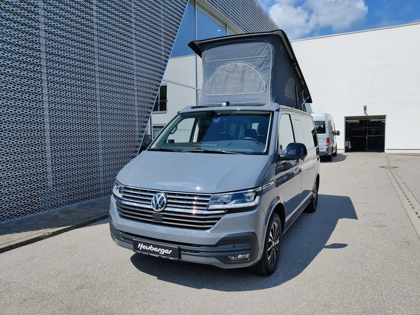 Volkswagen T6.1 California 2.0 TDI DSG Beach, AHK, R. Kamera Grau - 1