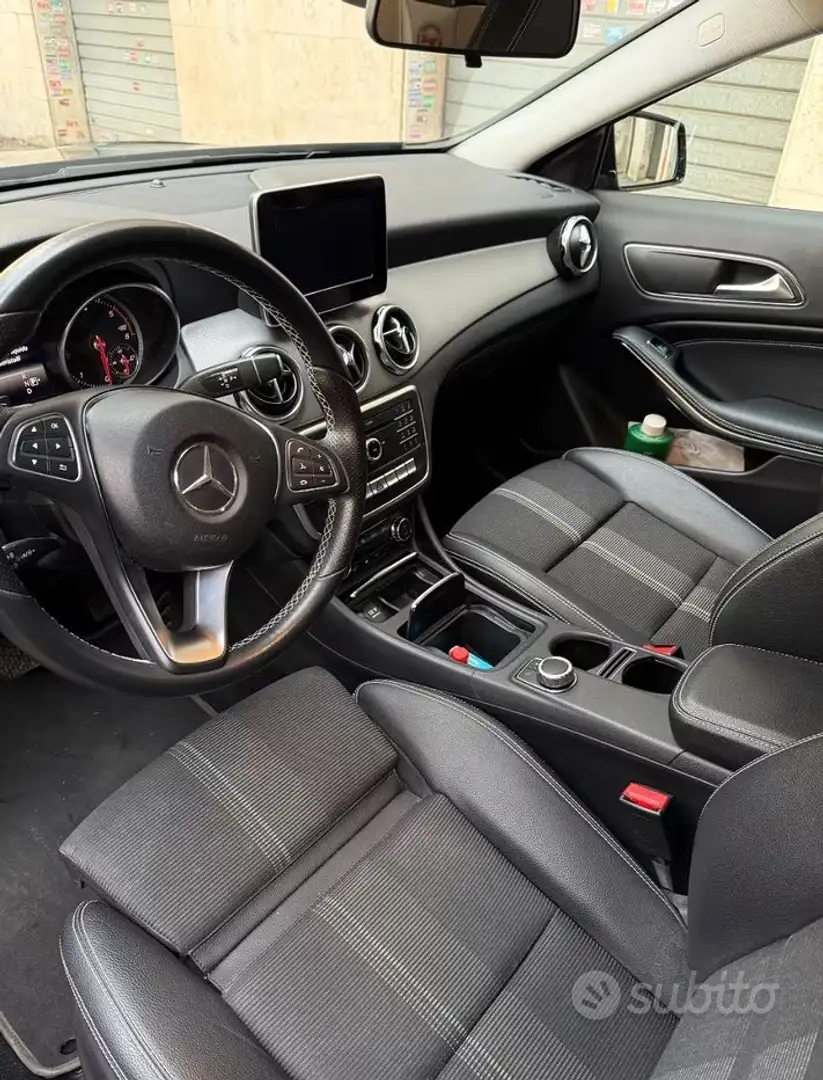 Mercedes-Benz GLA 180 GLA 180 d Business auto Nero - 2
