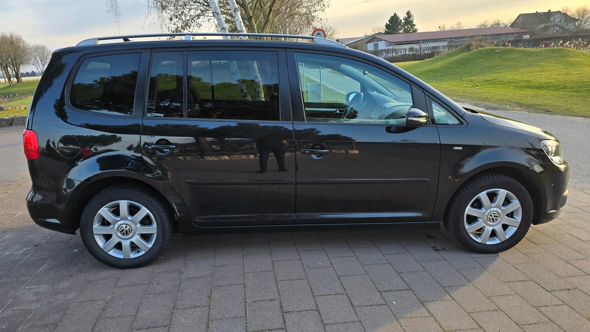 Volkswagen Touran Cup 1.6l TDI NAVI SHZ AHK 2HANDD PDC GRA MFL Nero - 2