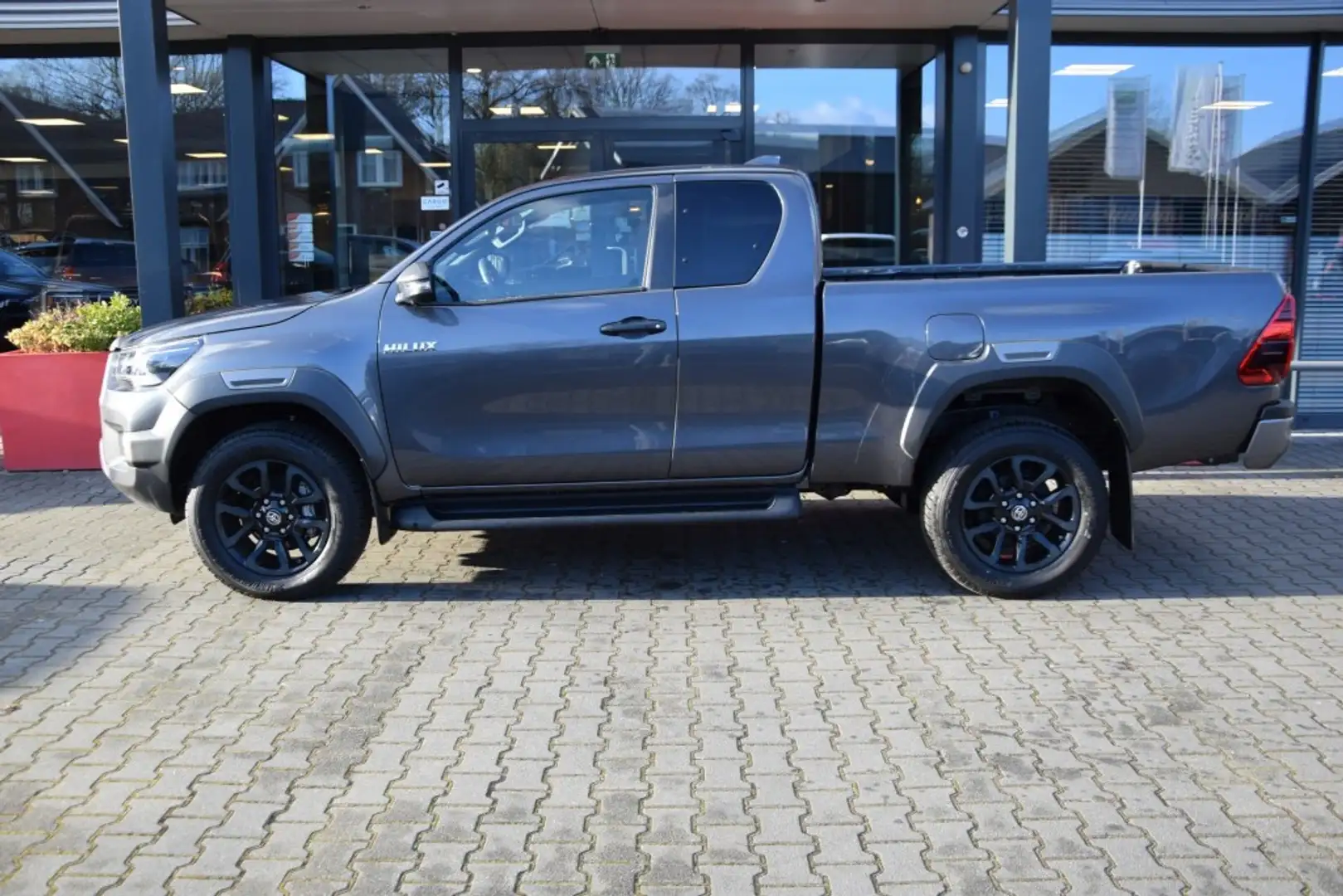 Toyota Hilux 2.8 D-4D X-TRA CAB INVINCIBLE A/T VAN Grijs - 2