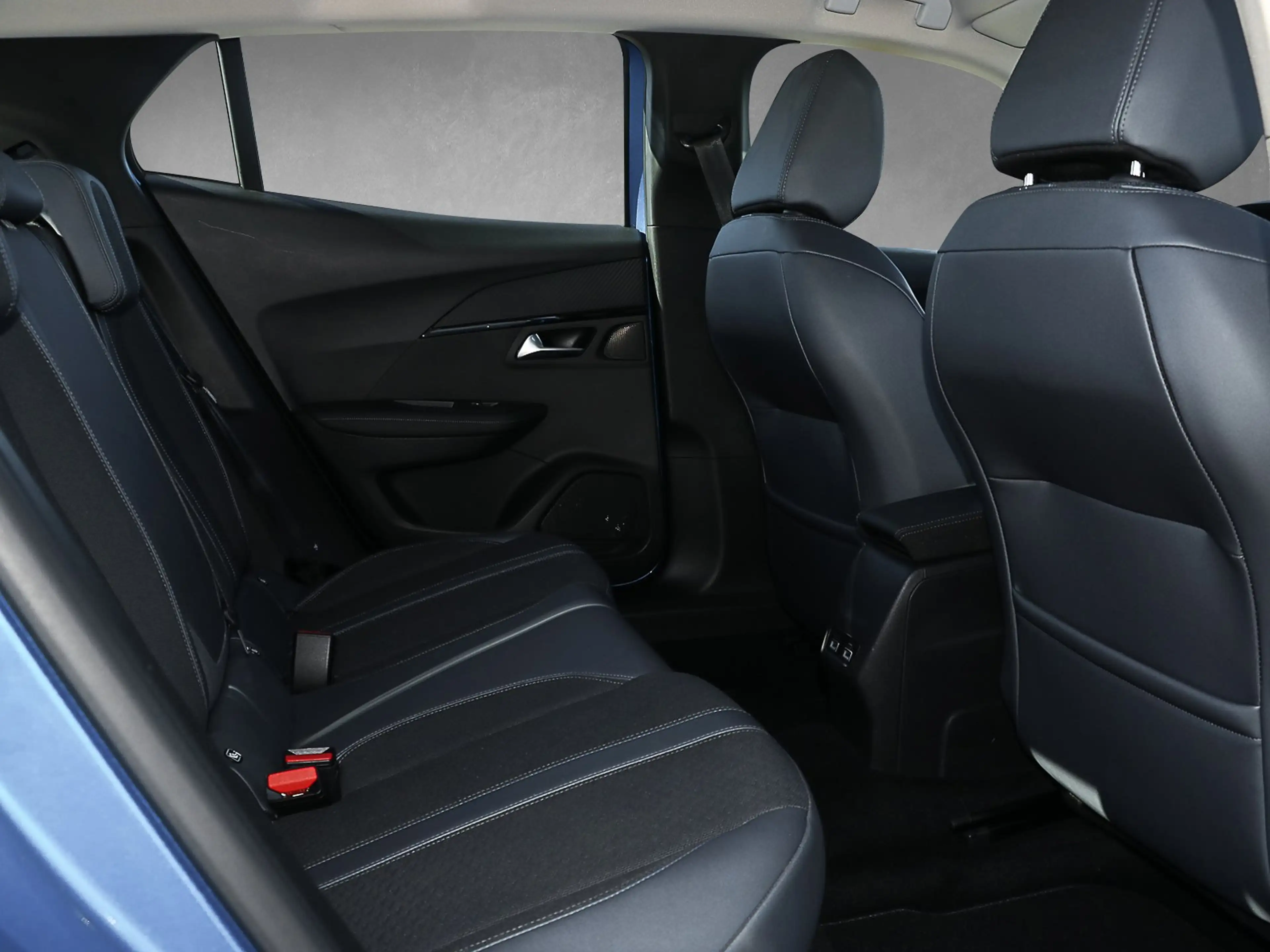 Peugeot 2008 1.2 PureTech 130 Allure Kam./KeyLess/LED/LM — photo 7