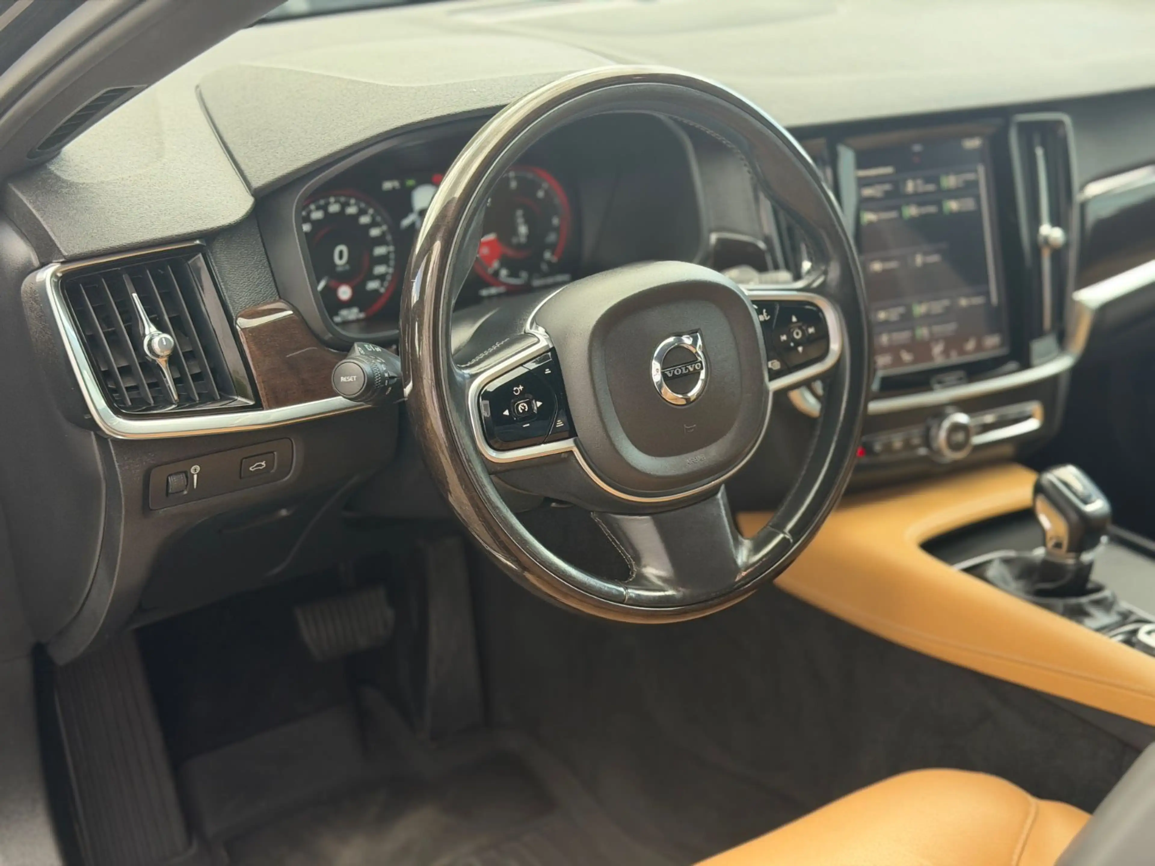 Volvo V90 Kombi AWD Leder ACC Spur AHK DAB 173kw — photo 3