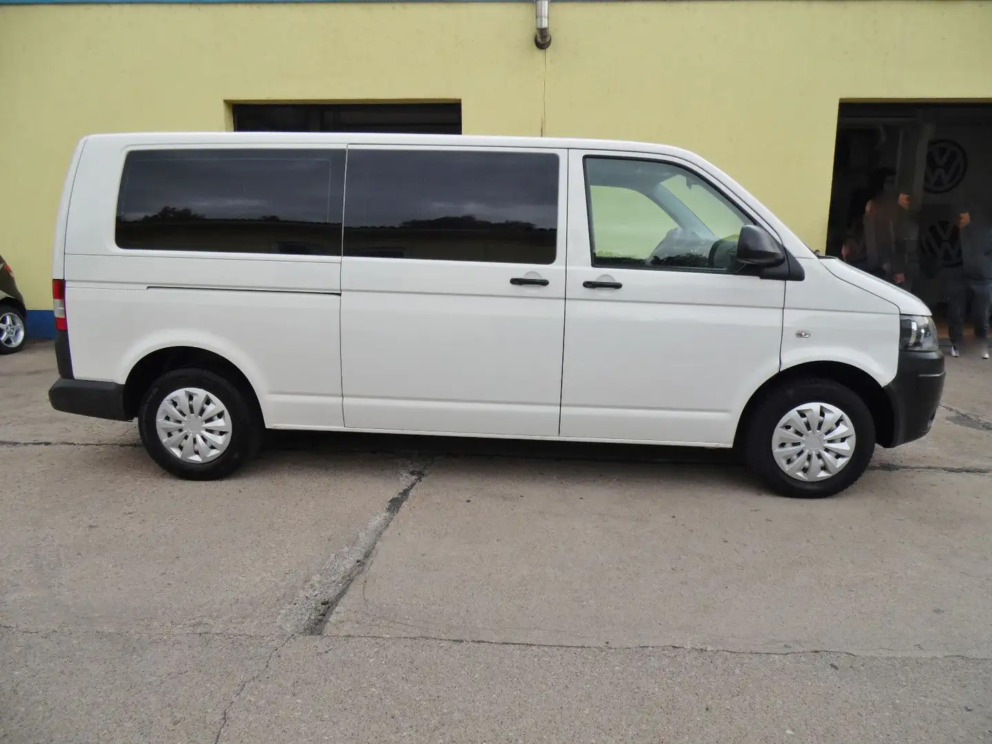 Volkswagen T5 Transporter -Kombi lang/9 Sitzer/Temp./Klima Weiß - 1