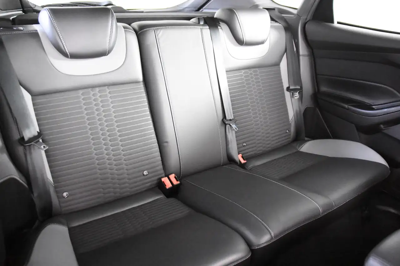 FORD FOCUS 2.0 ECOBOOST ST-3 252 ch AVANT BVM - CAMÉRA D'AIDE AU STATIONNEMENT - VOLANT EN CUIR - SIEGES RECARO