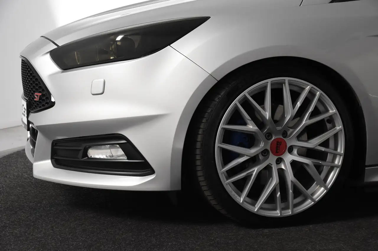 FORD FOCUS 2.0 ECOBOOST ST-3 252 ch AVANT BVM - CAMÉRA D'AIDE AU STATIONNEMENT - VOLANT EN CUIR - SIEGES RECARO