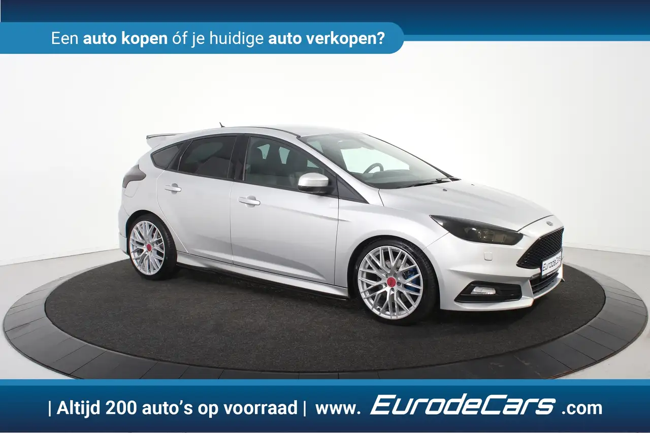 FORD FOCUS 2.0 ECOBOOST ST-3 252 ch AVANT BVM - CAMÉRA D'AIDE AU STATIONNEMENT - VOLANT EN CUIR - SIEGES RECARO