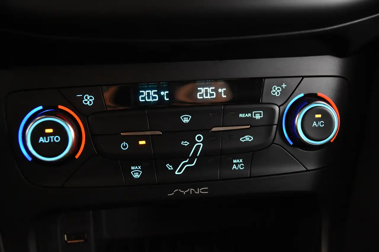 FORD FOCUS 2.0 ECOBOOST ST-3 252 ch AVANT BVM - CAMÉRA D'AIDE AU STATIONNEMENT - VOLANT EN CUIR - SIEGES RECARO