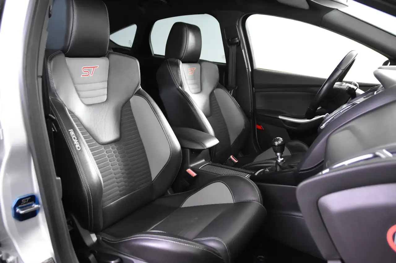 FORD FOCUS 2.0 ECOBOOST ST-3 252 ch AVANT BVM - CAMÉRA D'AIDE AU STATIONNEMENT - VOLANT EN CUIR - SIEGES RECARO