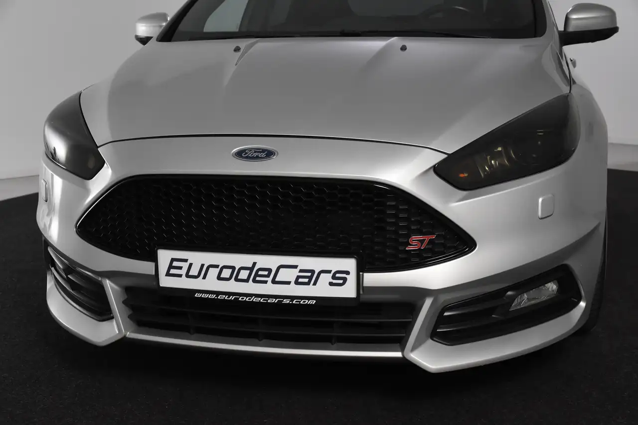 FORD FOCUS 2.0 ECOBOOST ST-3 252 ch AVANT BVM - CAMÉRA D'AIDE AU STATIONNEMENT - VOLANT EN CUIR - SIEGES RECARO