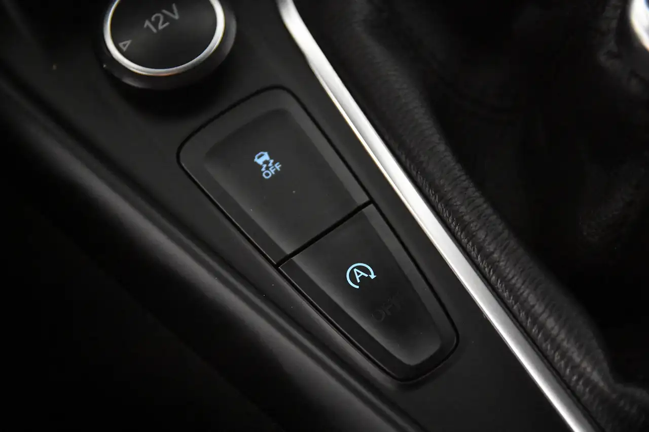 FORD FOCUS 2.0 ECOBOOST ST-3 252 ch AVANT BVM - CAMÉRA D'AIDE AU STATIONNEMENT - VOLANT EN CUIR - SIEGES RECARO