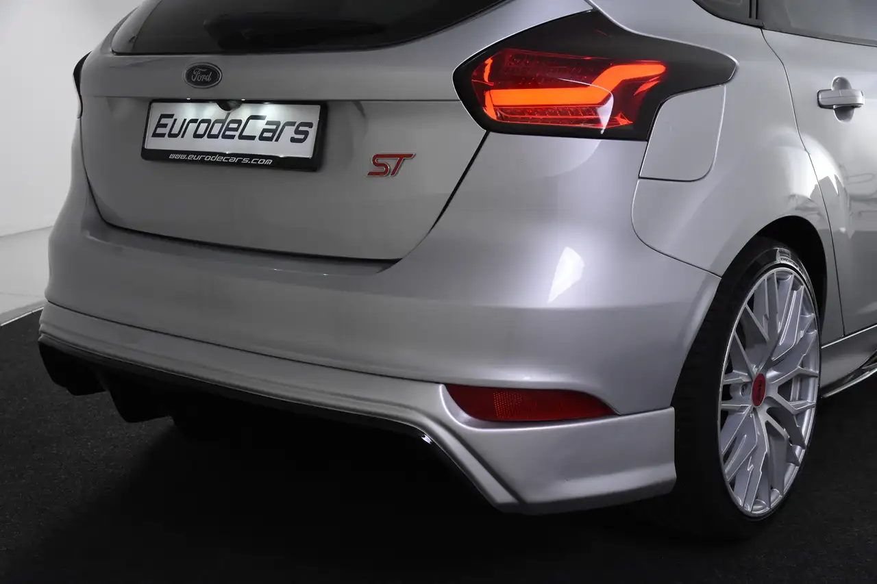 FORD FOCUS 2.0 ECOBOOST ST-3 252 ch AVANT BVM - CAMÉRA D'AIDE AU STATIONNEMENT - VOLANT EN CUIR - SIEGES RECARO