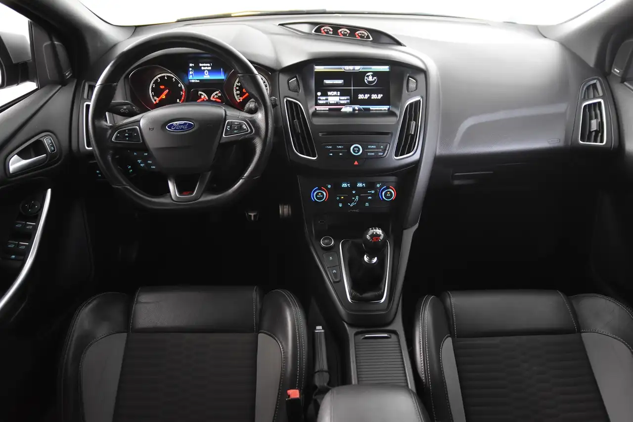 FORD FOCUS 2.0 ECOBOOST ST-3 252 ch AVANT BVM - CAMÉRA D'AIDE AU STATIONNEMENT - VOLANT EN CUIR - SIEGES RECARO