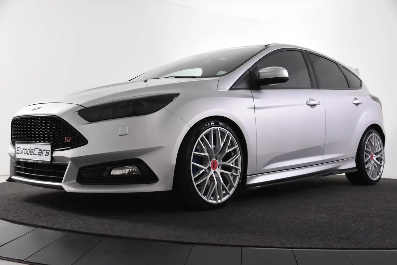 FORD FOCUS 2.0 ECOBOOST ST-3 252 ch AVANT BVM - CAMÉRA D'AIDE AU STATIONNEMENT - VOLANT EN CUIR - SIEGES RECARO
