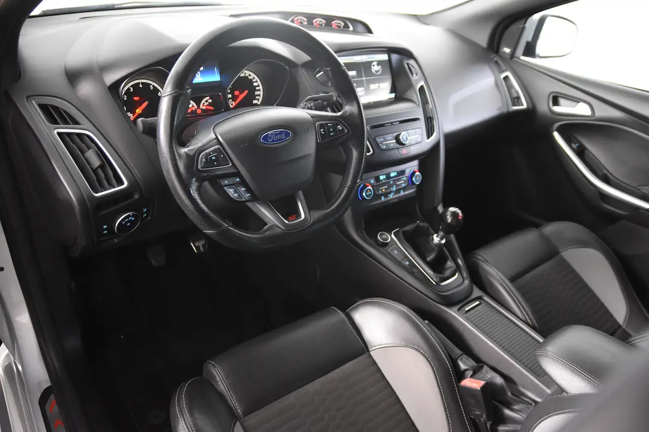 FORD FOCUS 2.0 ECOBOOST ST-3 252 ch AVANT BVM - CAMÉRA D'AIDE AU STATIONNEMENT - VOLANT EN CUIR - SIEGES RECARO