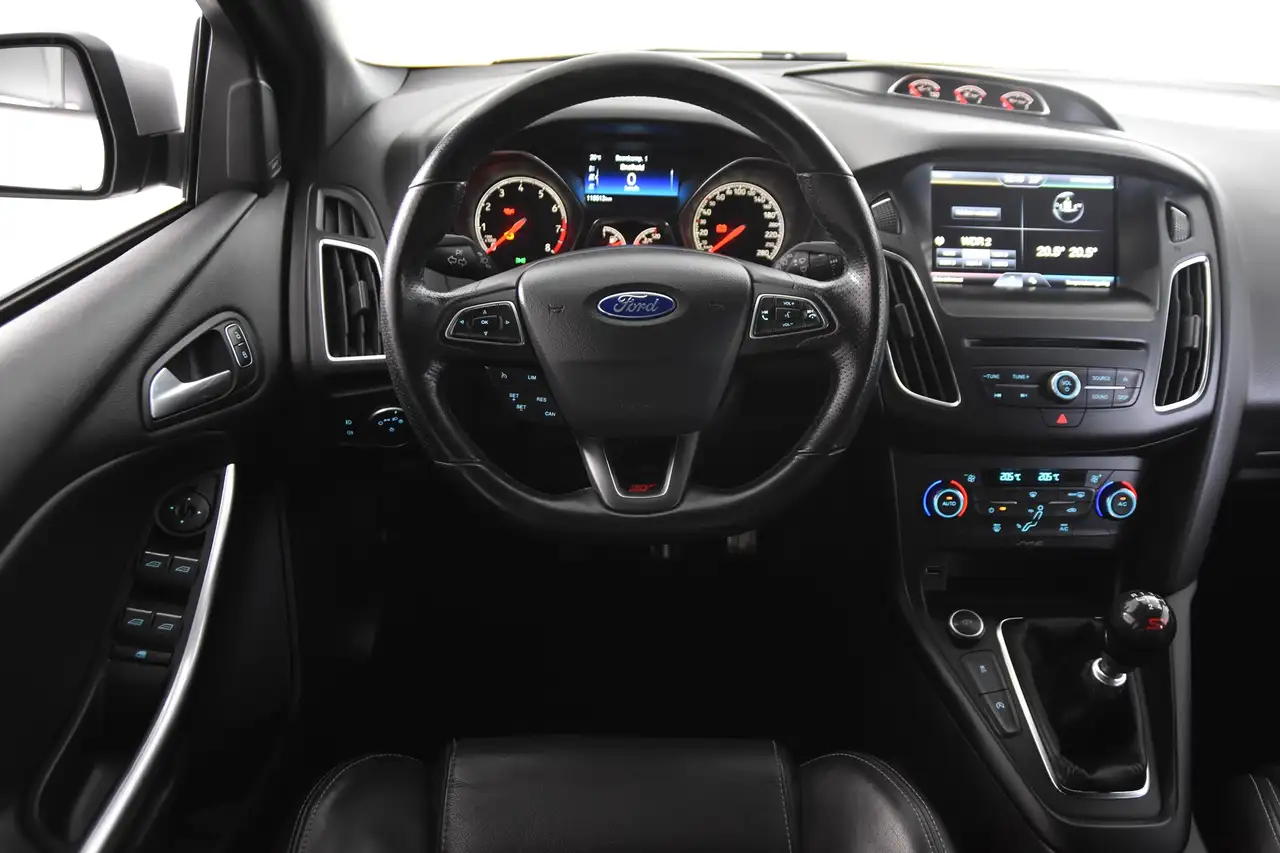 FORD FOCUS 2.0 ECOBOOST ST-3 252 ch AVANT BVM - CAMÉRA D'AIDE AU STATIONNEMENT - VOLANT EN CUIR - SIEGES RECARO