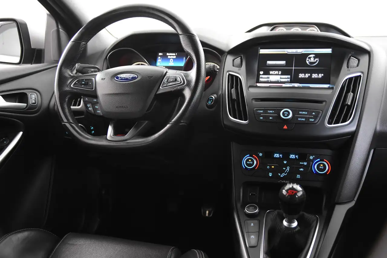 FORD FOCUS 2.0 ECOBOOST ST-3 252 ch AVANT BVM - CAMÉRA D'AIDE AU STATIONNEMENT - VOLANT EN CUIR - SIEGES RECARO