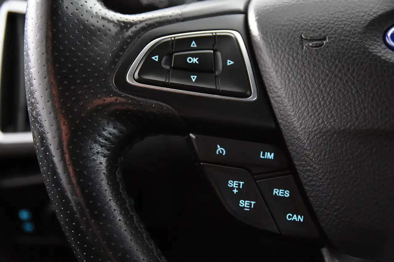 FORD FOCUS 2.0 ECOBOOST ST-3 252 ch AVANT BVM - CAMÉRA D'AIDE AU STATIONNEMENT - VOLANT EN CUIR - SIEGES RECARO