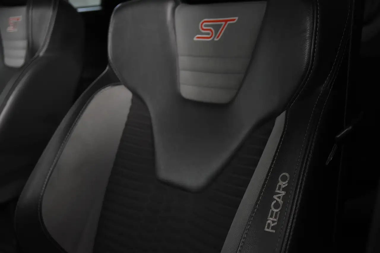 FORD FOCUS 2.0 ECOBOOST ST-3 252 ch AVANT BVM - CAMÉRA D'AIDE AU STATIONNEMENT - VOLANT EN CUIR - SIEGES RECARO