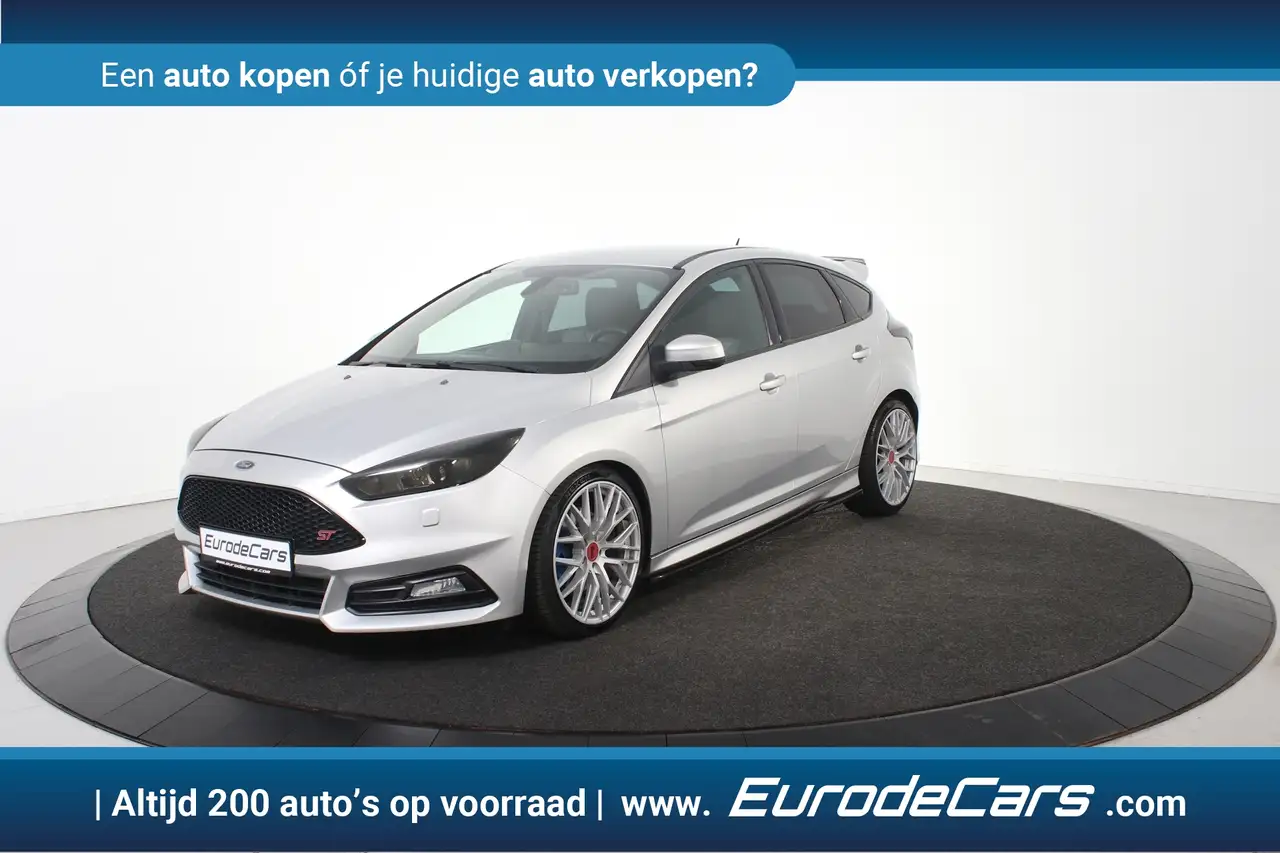 FORD FOCUS 2.0 ECOBOOST ST-3 252 ch AVANT BVM - CAMÉRA D'AIDE AU STATIONNEMENT - VOLANT EN CUIR - SIEGES RECARO