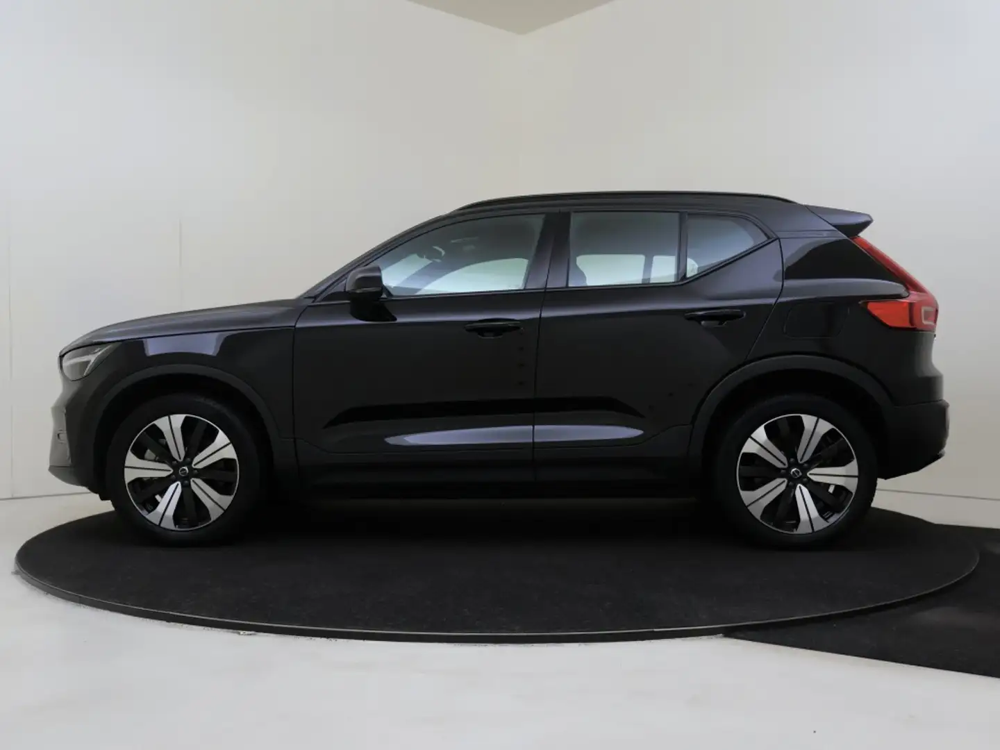 Volvo XC40 Recharge Plus 70kWh | Alcantara | All-Seasonbanden Zwart - 2