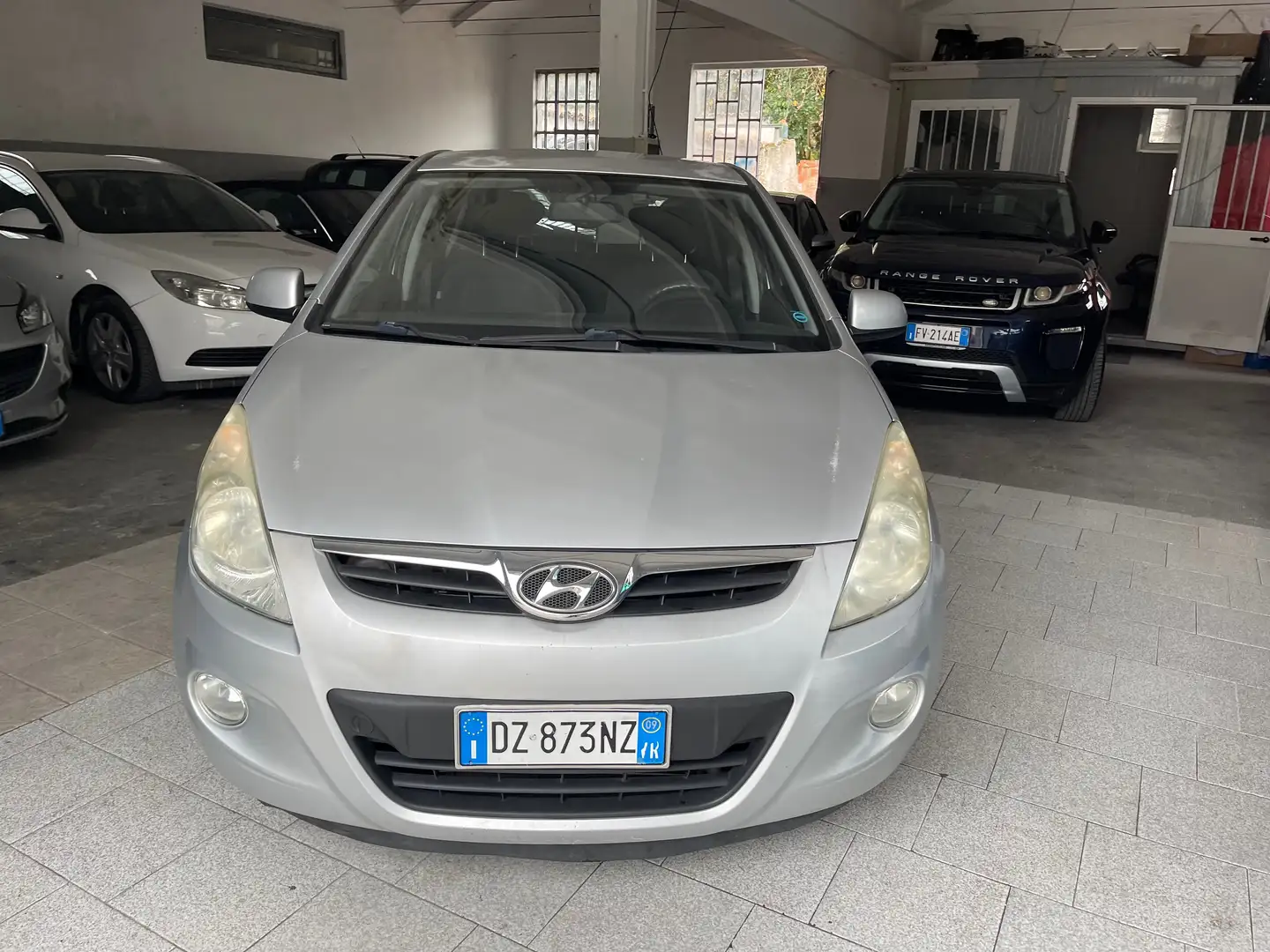 Hyundai i20 i20 5p 1.2 Comfort Gpl Plateado - 2