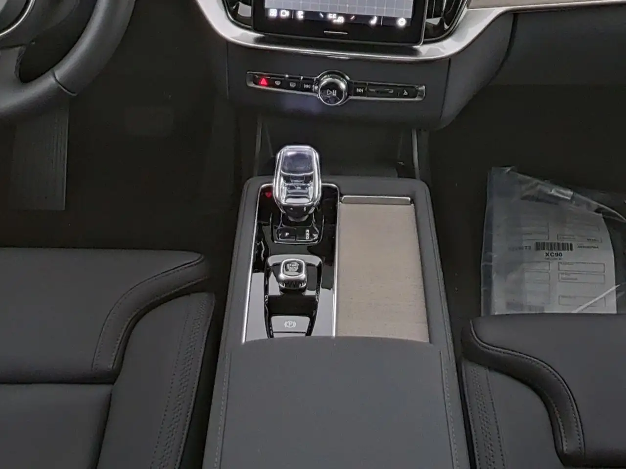 Volvo XC90 T8 Plus Dark Recharge Plug-In Hybrid AWD, миниатюра 6