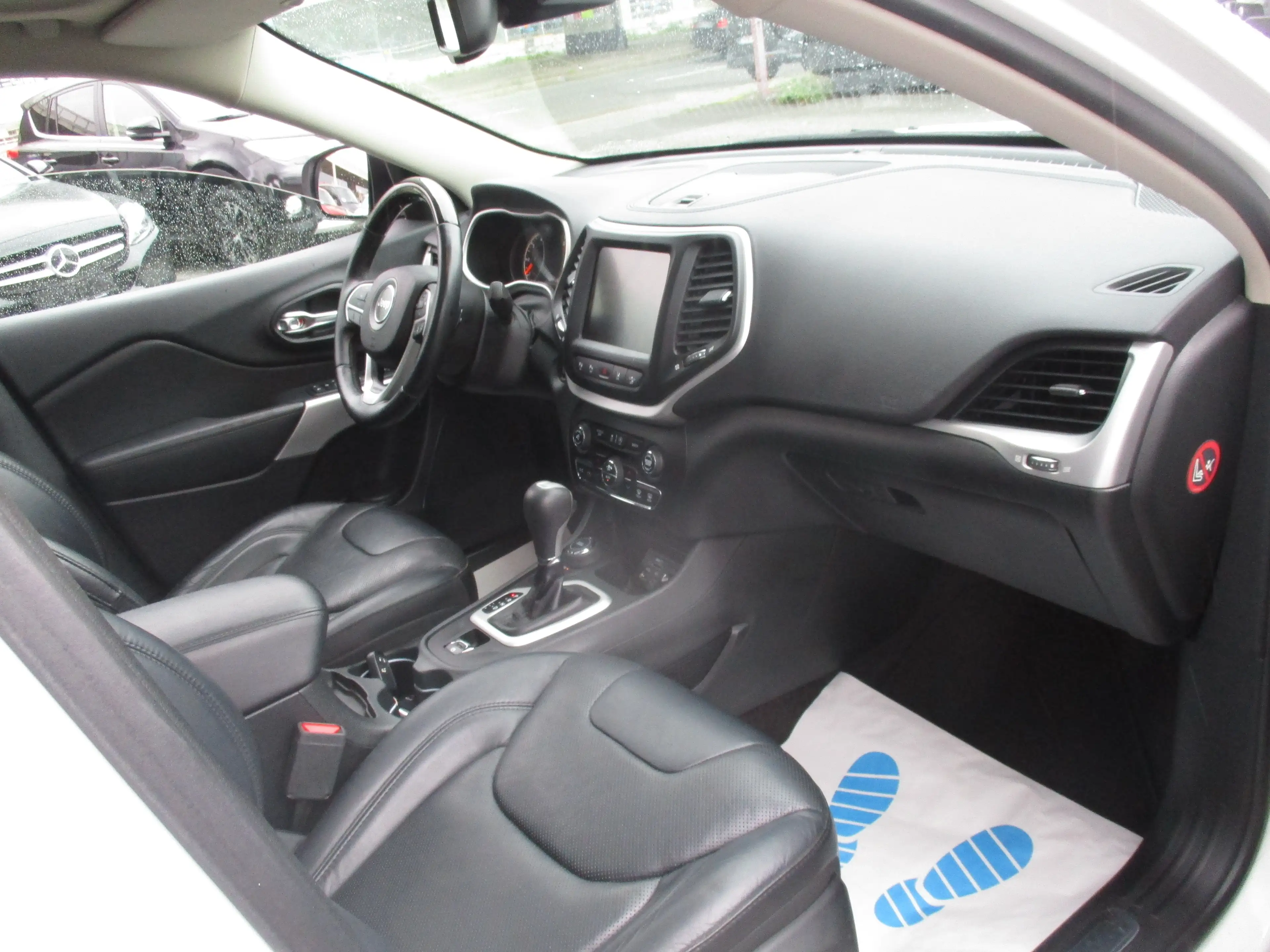 Jeep Cherokee — photo 11