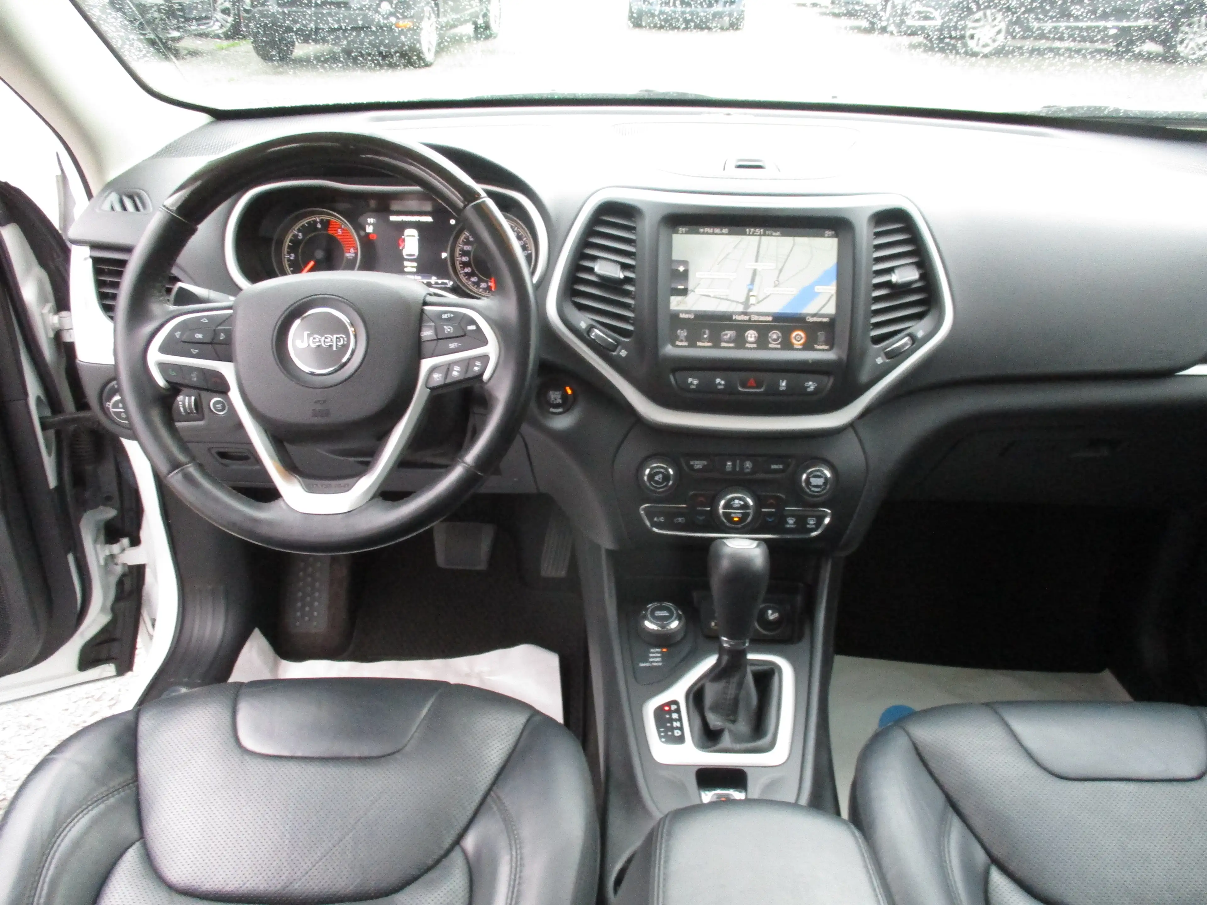 Jeep Cherokee — photo 10