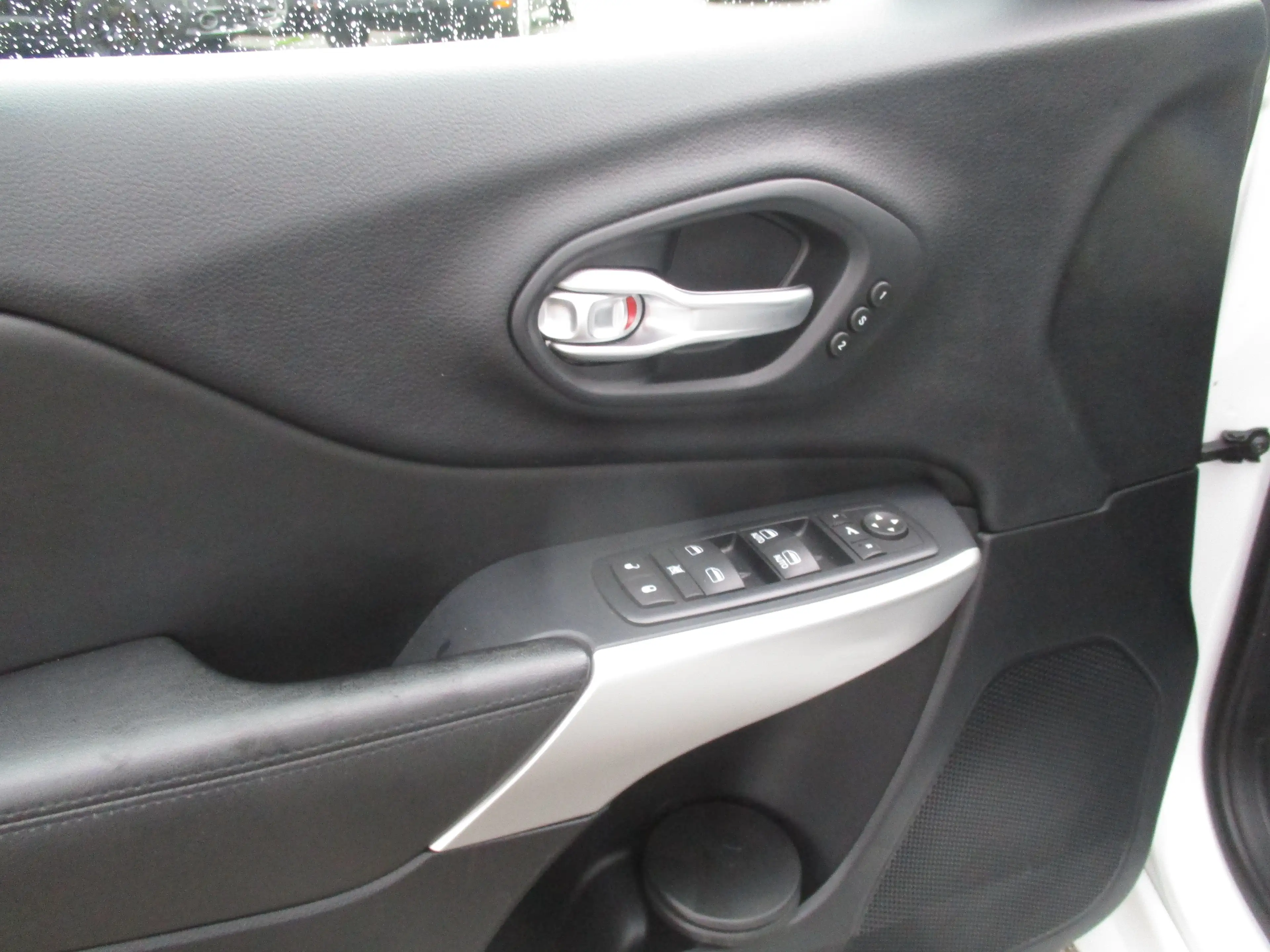 Jeep Cherokee — photo 14