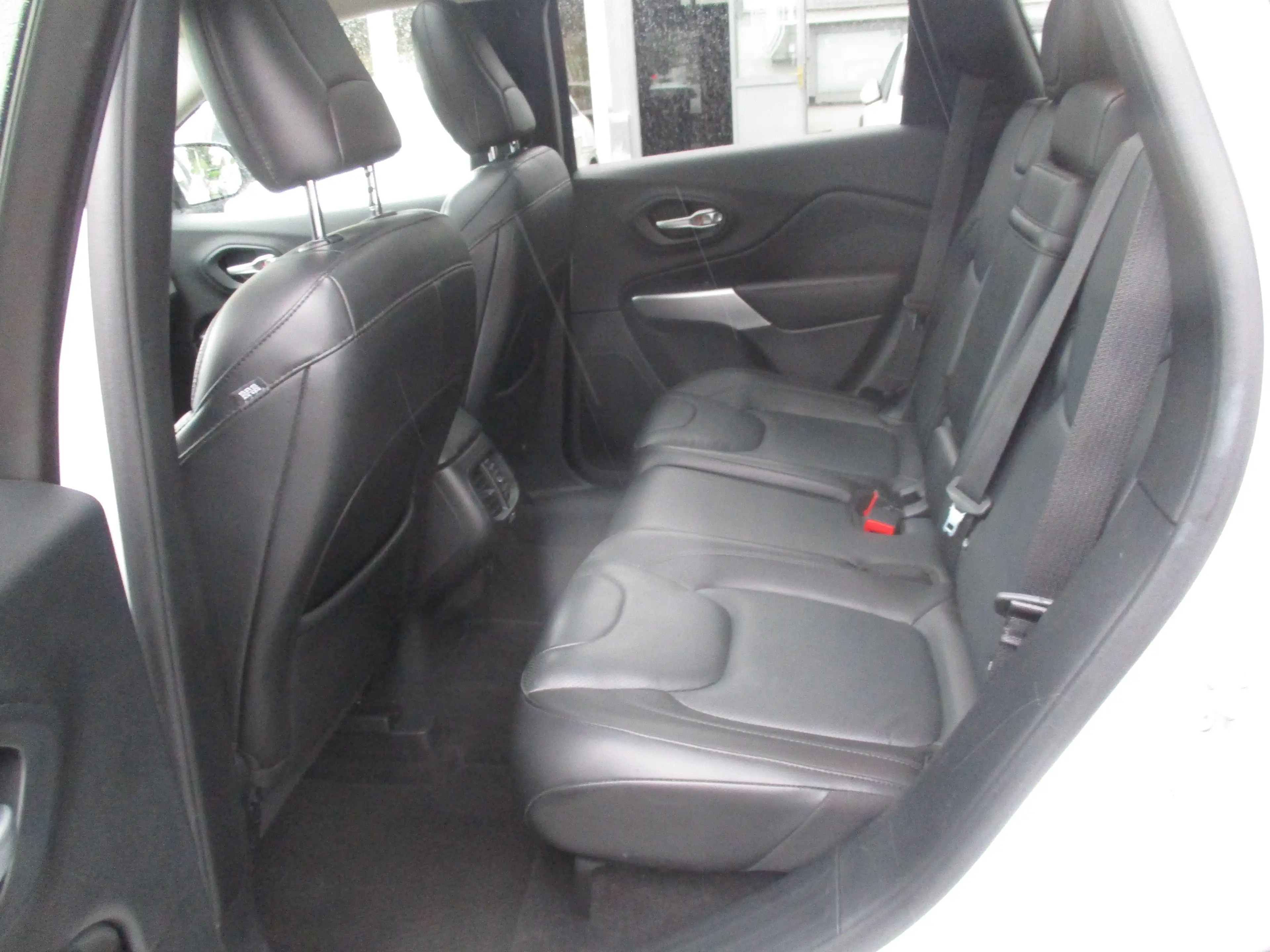 Jeep Cherokee — photo 12