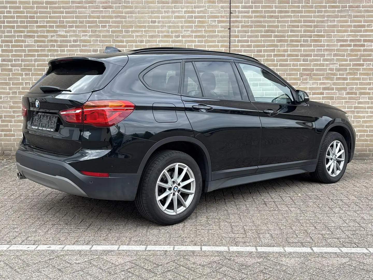 BMW X1 sDrive16d Executive Edition Automaat € 10.800 NETT Zwart - 2