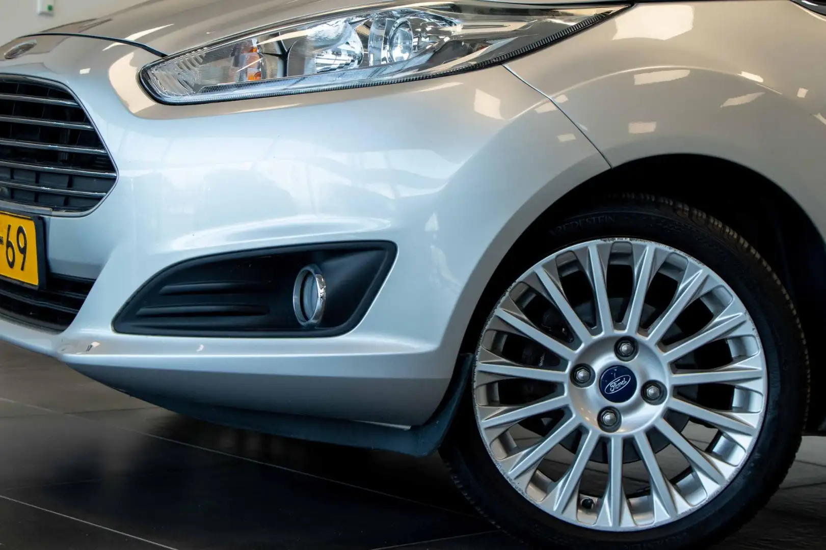 Ford Fiesta 1.0 EcoBoost 100pk Titanium | Clima | Navi | AluVe Gris - 2