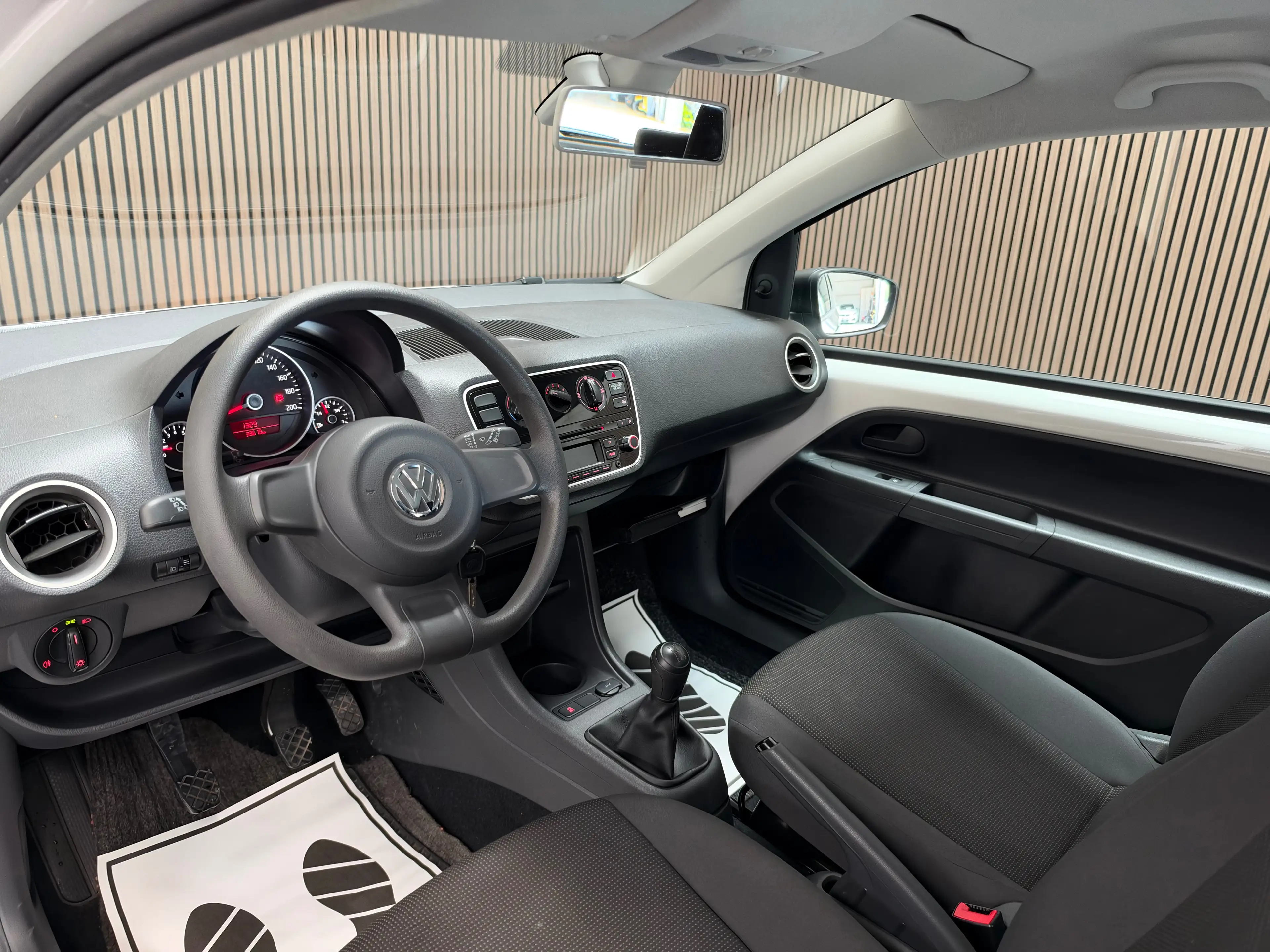 Volkswagen up! Up! 1.0i High up! — photo 6