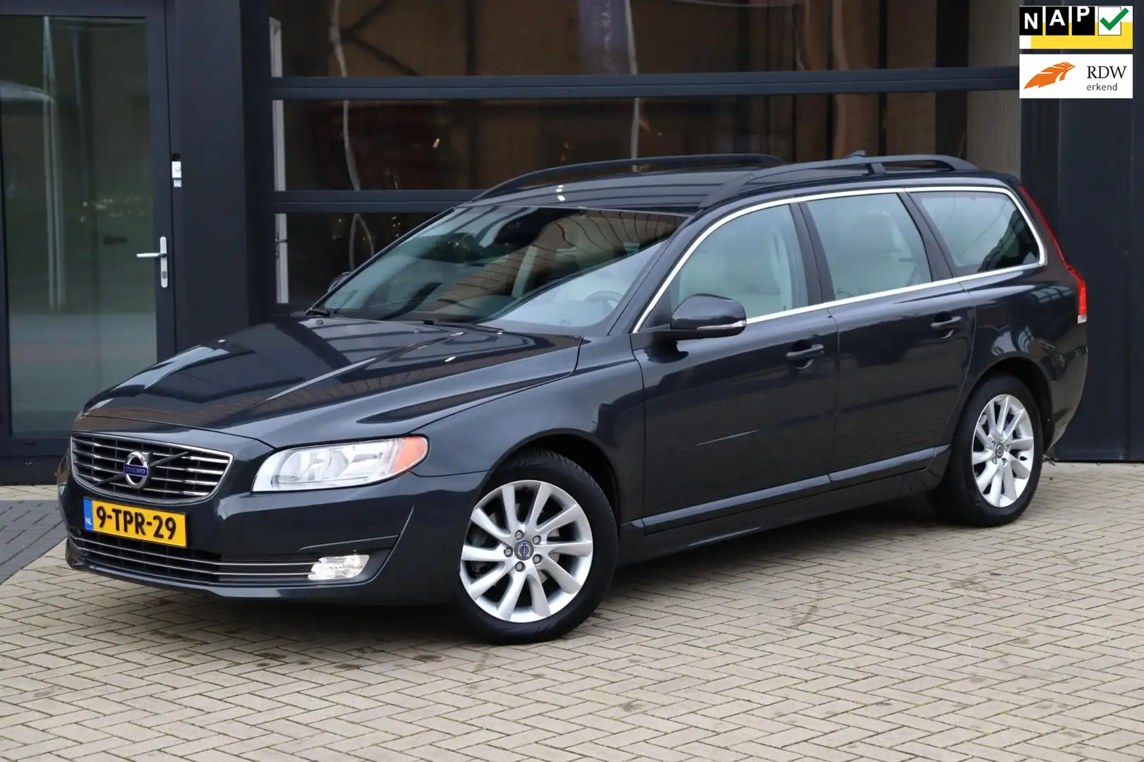Volvo V70 1.6 T4 Nordic+ | NAP | Cruise | Navi | Climate | S Grijs - 1