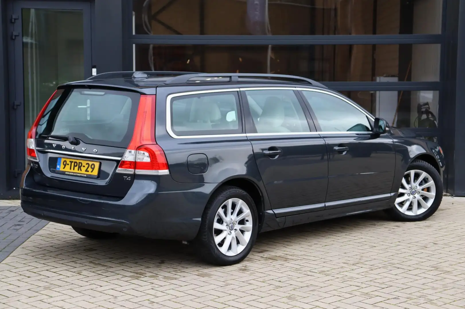 Volvo V70 1.6 T4 Nordic+ | NAP | Cruise | Navi | Climate | S Grijs - 2