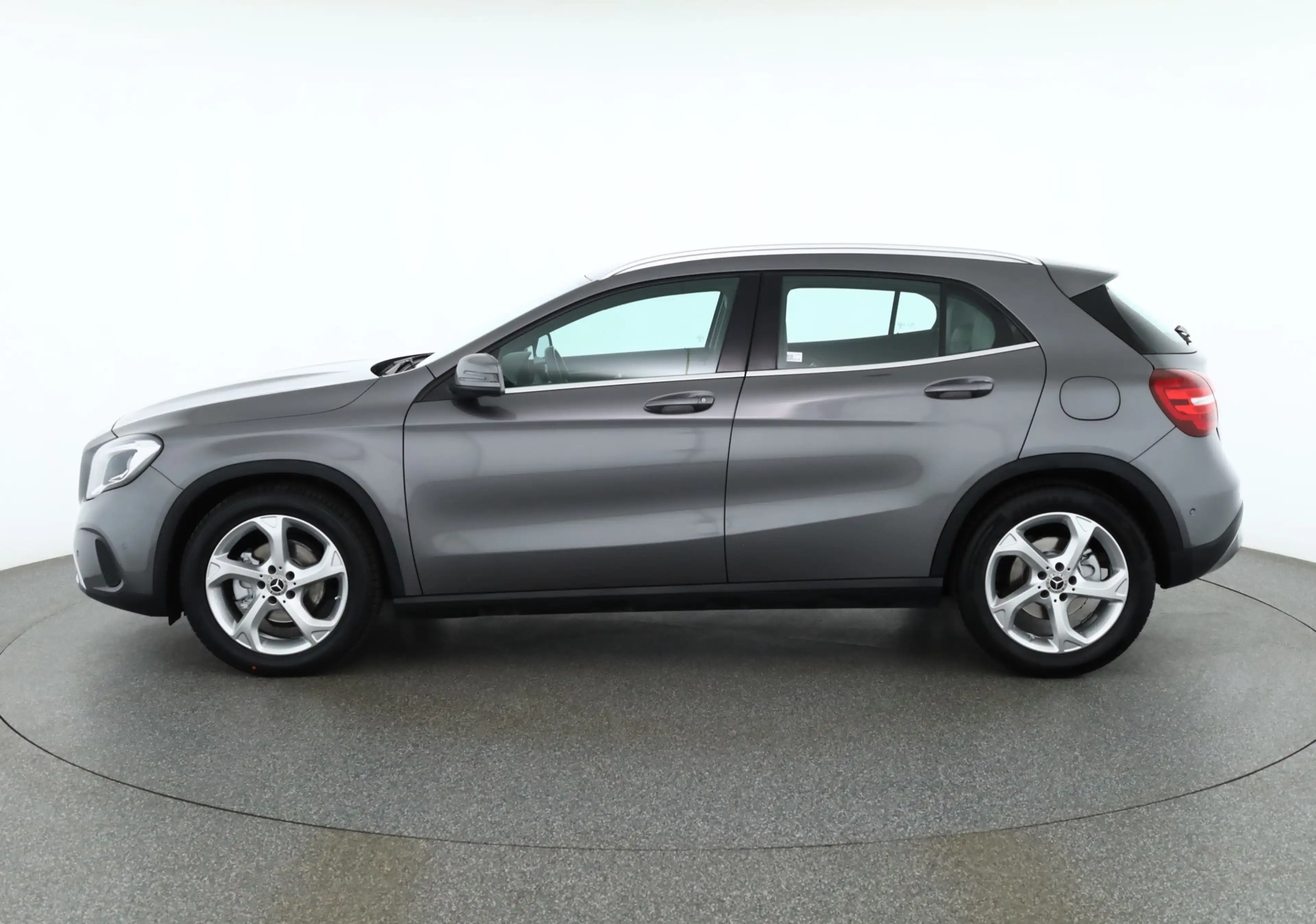 Mercedes-Benz GLA 200 Urban Aut. AHK LED 360° Navi Panorama — photo 2