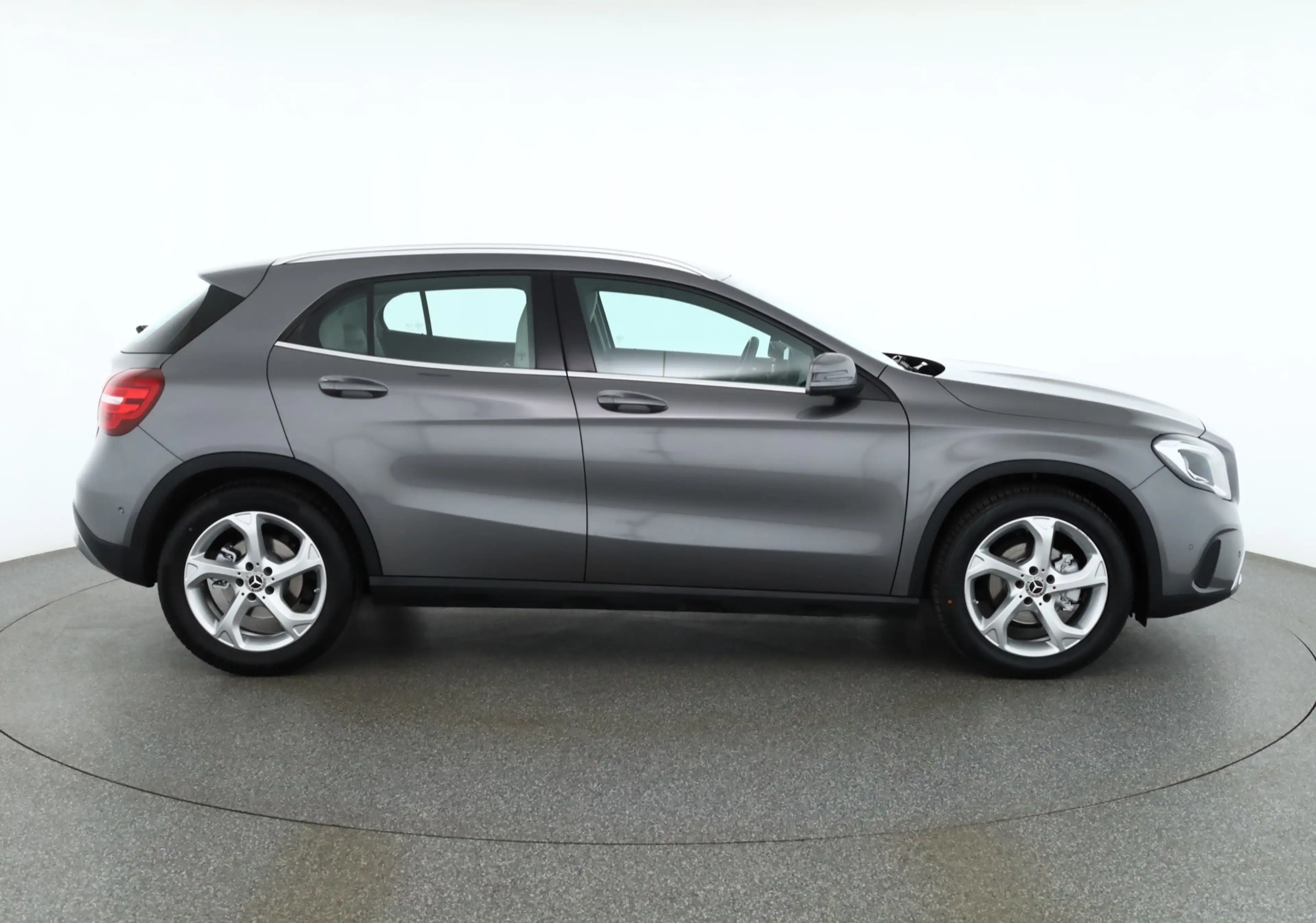 Mercedes-Benz GLA 200 Urban Aut. AHK LED 360° Navi Panorama — photo 6