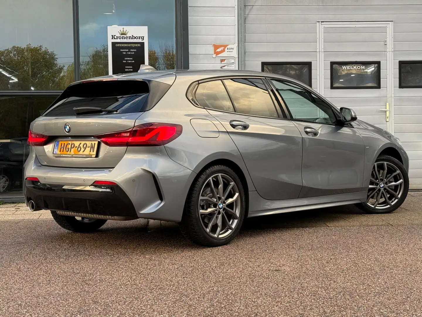 BMW 118 1-serie 118i| MPakket| PANO| NAP| Grijs - 2