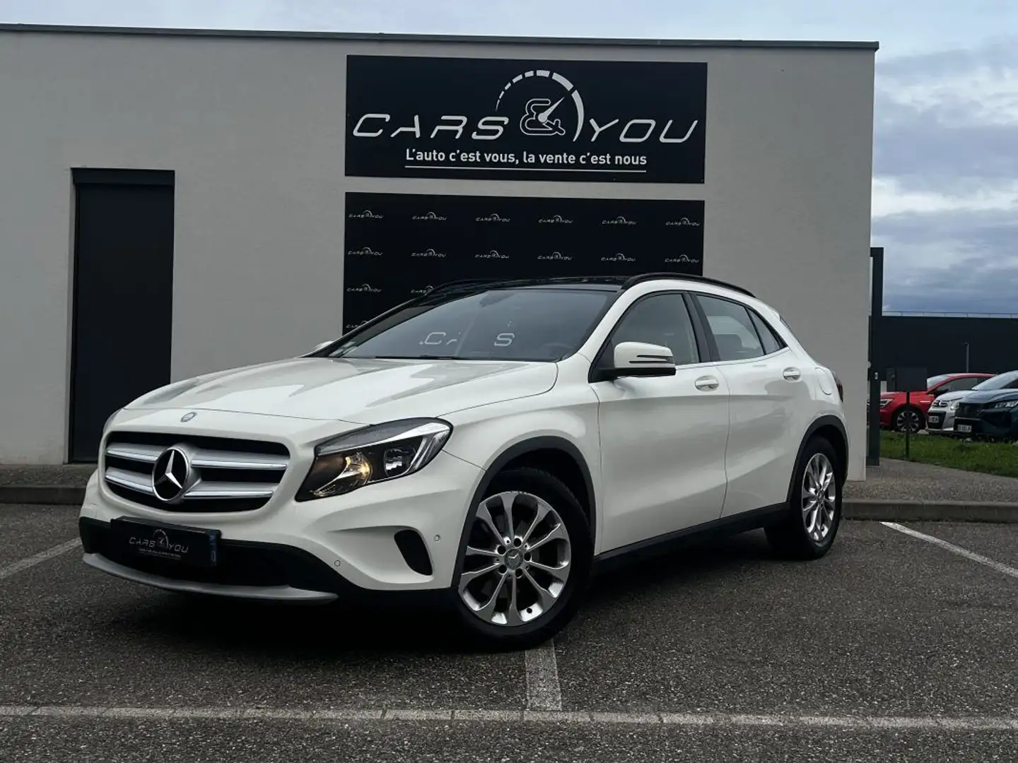 Mercedes-Benz GLA 220 220 CDI 4-Matic 170ch Fascination / BVA / Toit panoramique / Attelage Blanc - 1