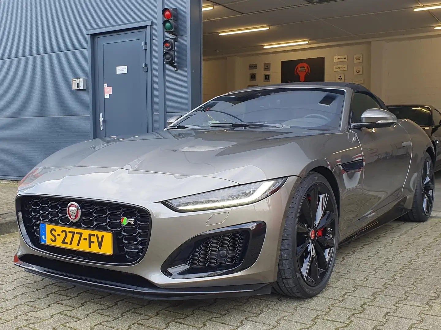 Jaguar F-Type P575 AWD R 75 - F.GARANTIE / NIEUWE BEURT / STOELV Grijs - 2