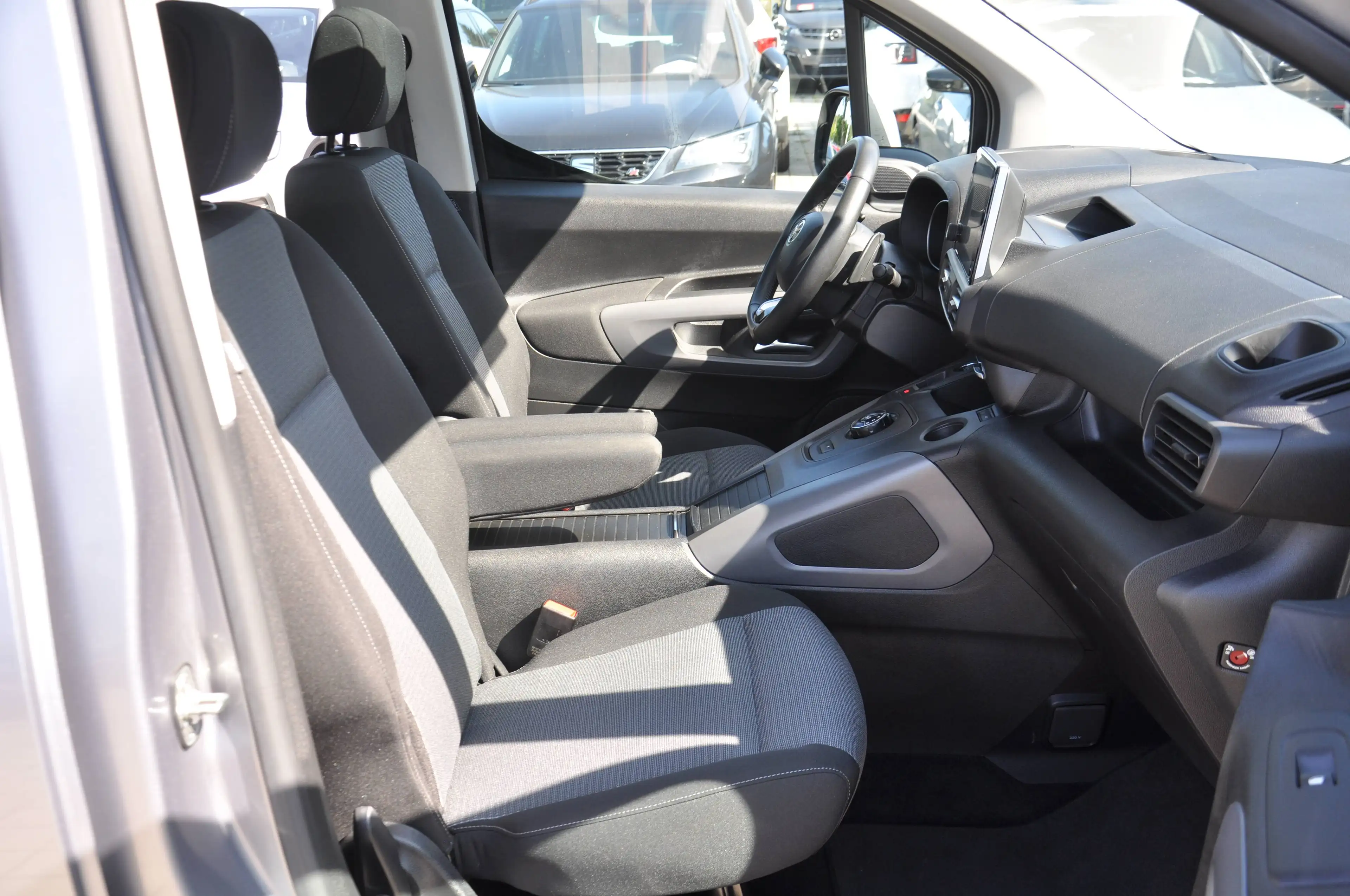 Toyota Proace City Proace City L1 Executive Aut. AHK-ACC-PANO-RKAM-NAVI-HUD-220V-TOTWINKEL-1.HAND — photo 12