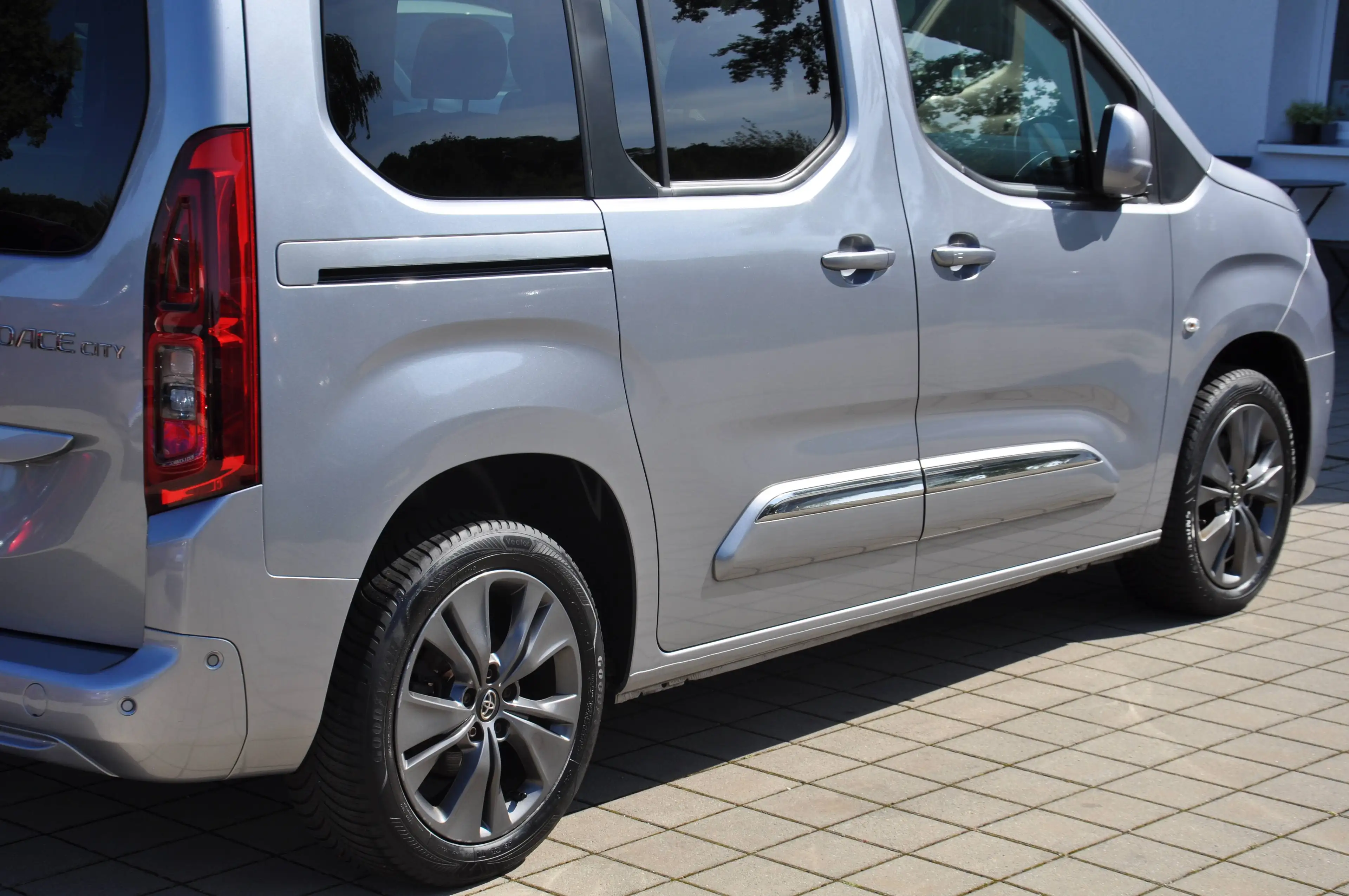 Toyota Proace City Proace City L1 Executive Aut. AHK-ACC-PANO-RKAM-NAVI-HUD-220V-TOTWINKEL-1.HAND — photo 8